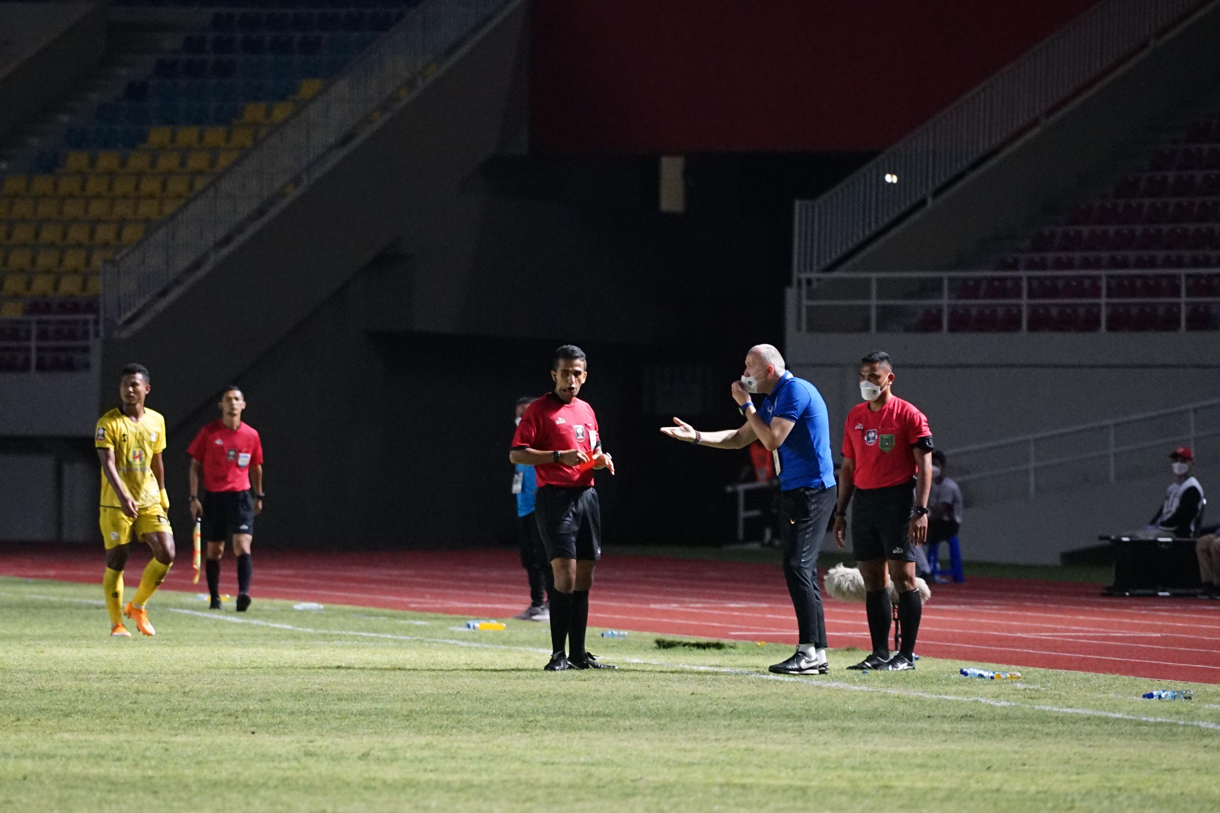 Pelatih PSIS Semarang, Dragan Djukanovic saat melakukan protes kepada wasit Thoriq Alkatiri usai mendapatkan kartu merah.