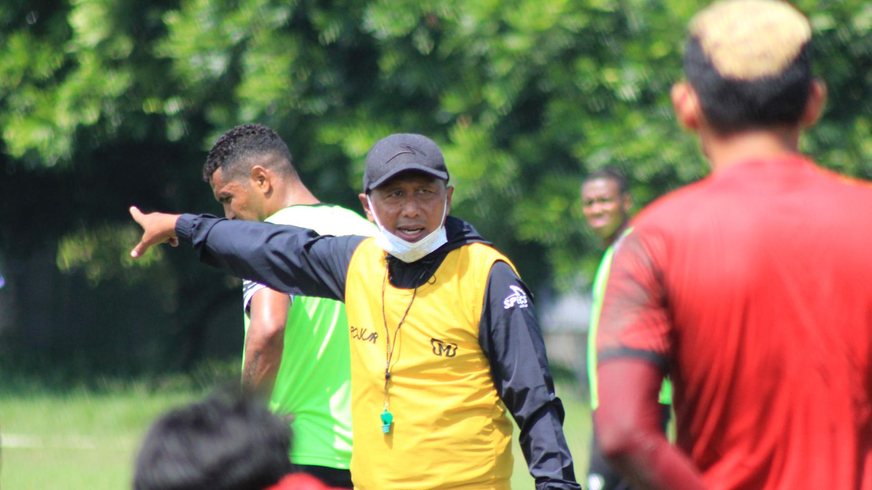 Pelatih Madura United, Rahmad Darmawan, saat memimpin latihan di Lapangan Batununggal, Kota Bandung, Sabtu (20/03/21)