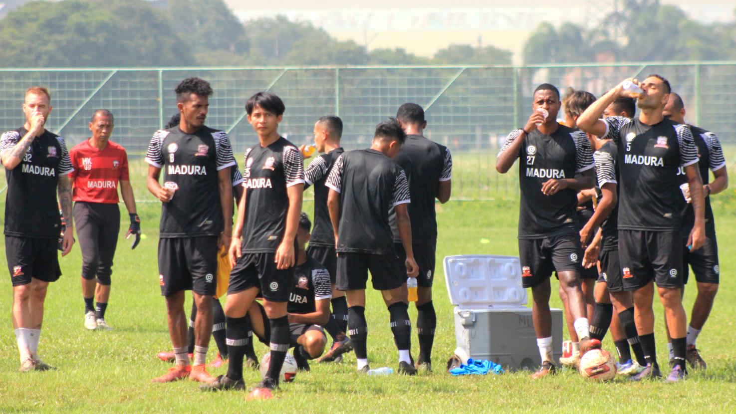 Pemain Madura United saat latihan di Lapangan Batununggal, Kota Bandung, Sabtu (20/03/21).