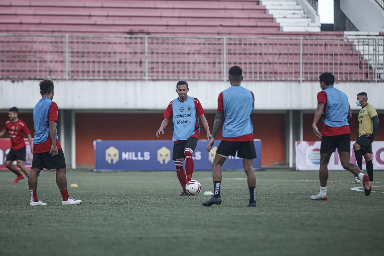 Suasana latihan Bali United di Stadion Maguwoharjo, Sleman, Senin (22/03/21).