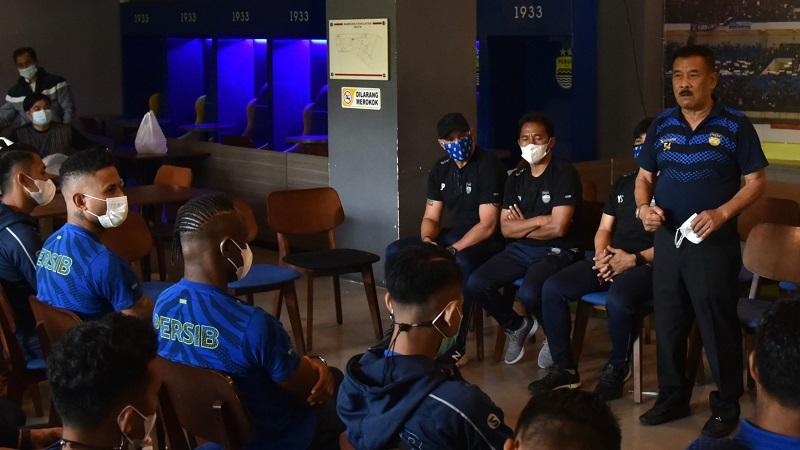 Komisaris PT PBB, Umuh Muchtar, memberikan motivasi kepada pemain Persib sebelum berangkat ke Sleman, Senin (22/03/2021).