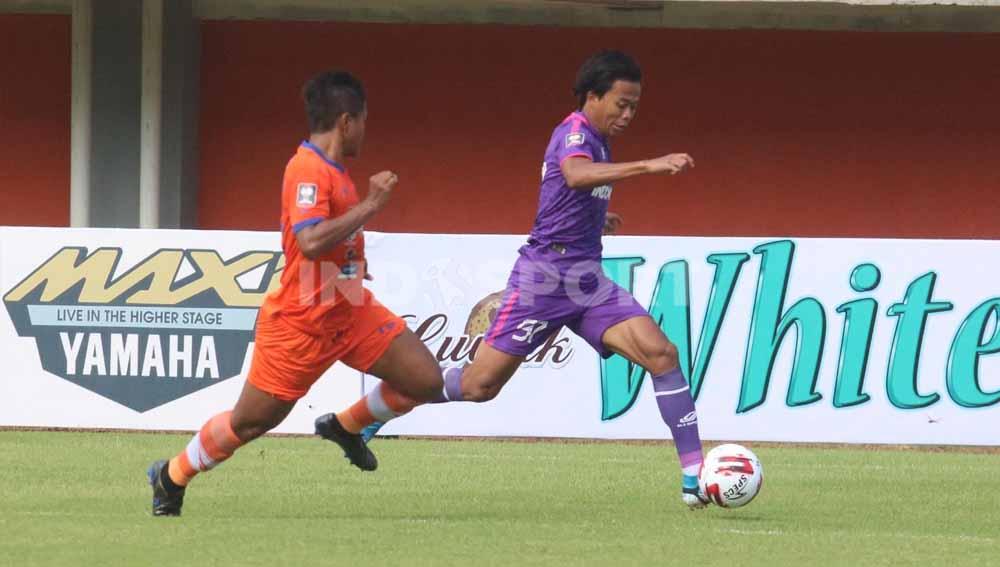 Bek Persita, Moh Edo Febriansyah berusaha melewati kawalan bek Persiraja dalam laga pembuka grup D Piala Menpora 2021 di Stadion Maguwoharjo, Sleman, Rabu (24/3/21). - INDOSPORT