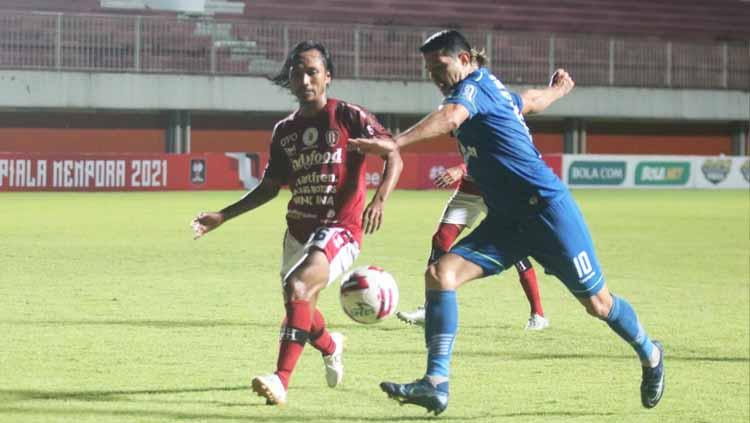 Gelandang Bali United, Hariono (kiri) ketika mengawal pergerakan Esteban Vizcarra dalam laga pembuka grup D Piala Menpora 2021 di Stadion Maguwoharjo, Sleman, Rabu (24/03/21)