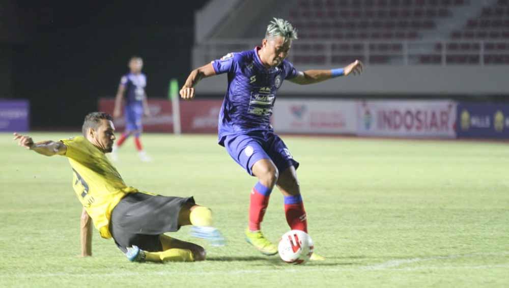 Striker Arema FC, Kushedya Hari Yudo (kanan) saat berduel dengan bek Barito pada laga terakhir fase grup A Piala Menpora 2021 di Stadion Manahan Solo.