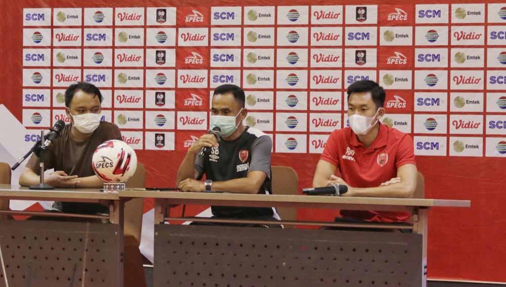 Pelatih PSM Makassar, Syamsuddin Batola (hitam), saat menghadiri sesi pre match press conference melawan Bhayangkara Solo FC.