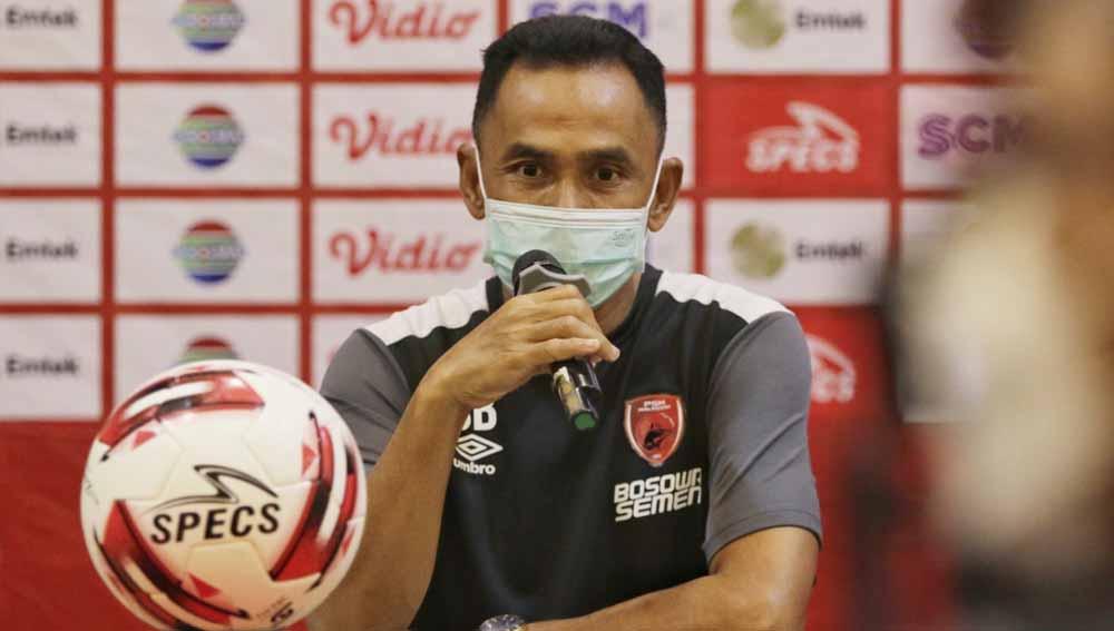 Pelatih PSM Makassar, Syamsuddin Batola, saat menghadiri sesi pre match press conference melawan Bhayangkara Solo FC.