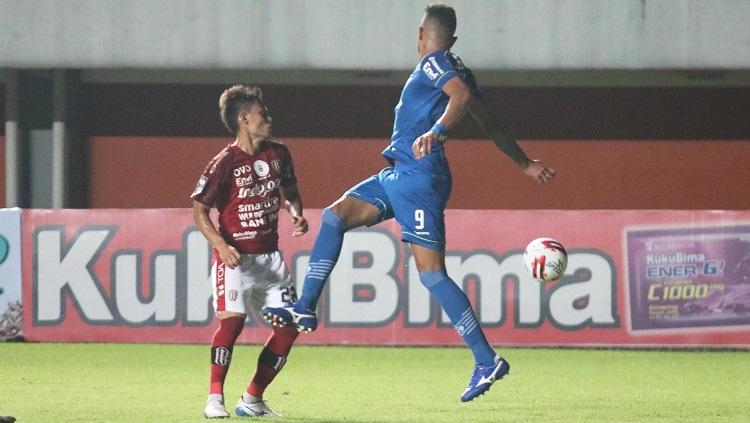 Bek Bali United, Dias Angga (kiri), saat berebut bola dengan penyerang Persib Bandung, Wander Luiz.