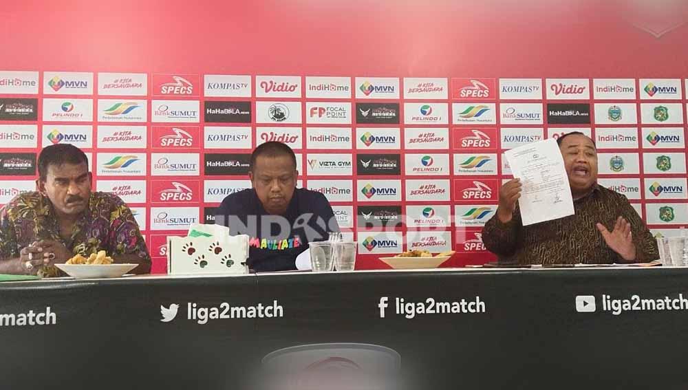 Kuasa hukum yang menaungi PSMS Medan saat ini, Bambang Abimanyu (kanan), saat memaparkan sengketa hak cipta nama dan logo PSMS.