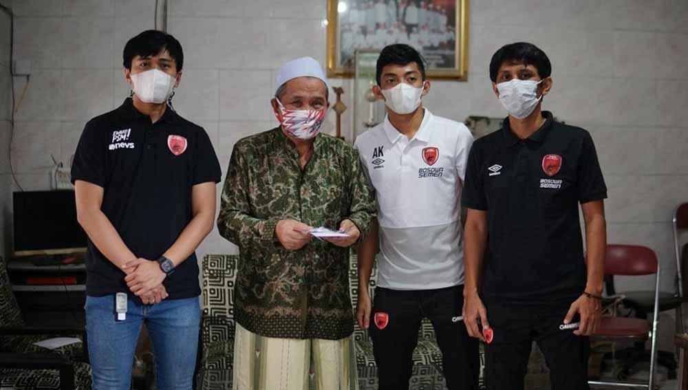 Perwakilan PSM Makassar memberikan santunan kepada Panti Asuhan Sunan Giri, Malang.