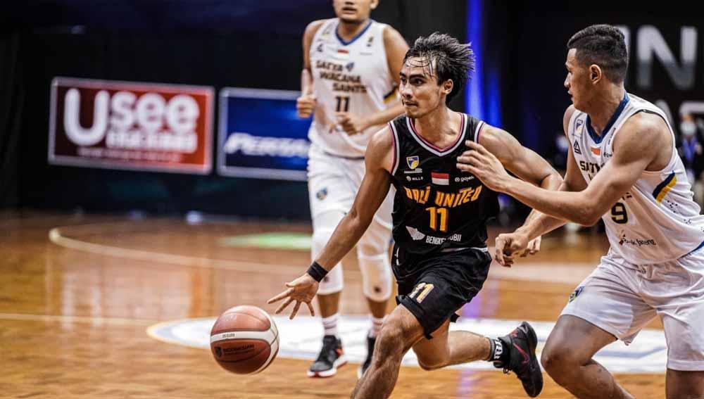 Laga tim Bali United saat menghadapi Satya Wacana Saints Salatiga dalam laga Indonesia Basketball League (IBL) 2021 di Lapangan Basket Robinson Cisarua Resort, Bogor, Sabtu (27/03/21).
