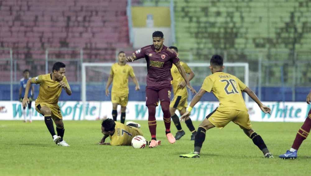 Laga Bhayangkara Solo FC saat melawan PSM Makassar pada fase grup B Piala Menpora 2021. - INDOSPORT