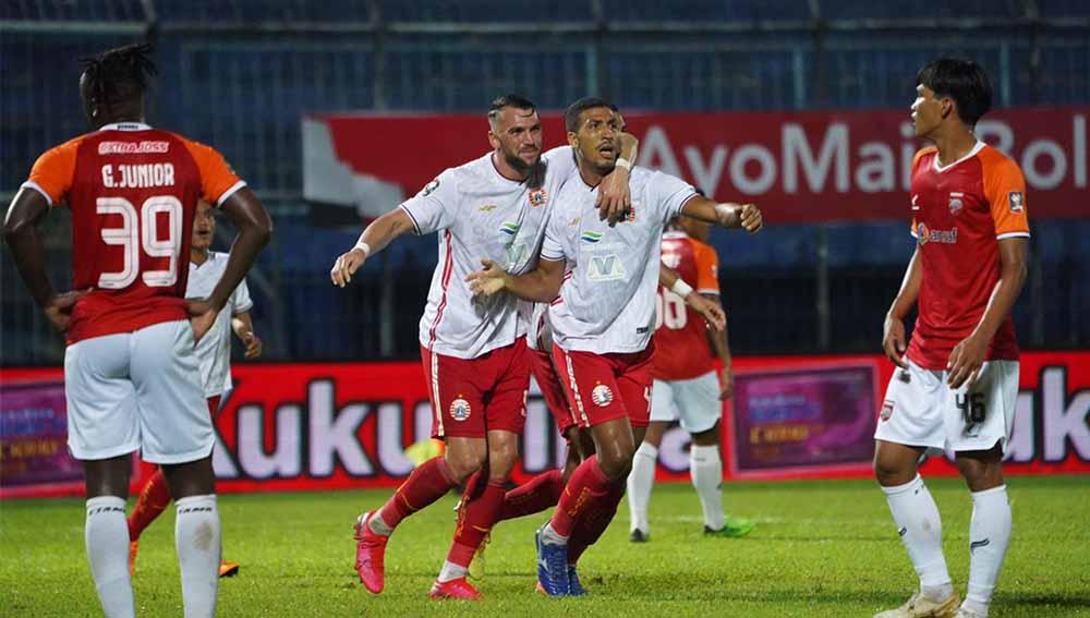 Marko Simic (kedua kiri) ikut merayakan gol yang dicetak Yann Motta ke gawang Borneo FC pada laga kedua fase grup B Piala Menpora 2021 di Stadion Kanjuruhan, Sabtu (27/03/21).