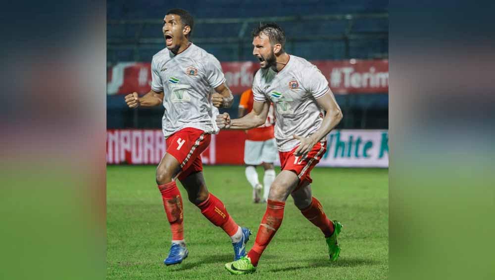 Selebrasi Yann Motta (kiri) dan Marko Simic usai mencetak gol ke gawang Borneo FC pada laga fase grup B Piala Menpora 2021.
