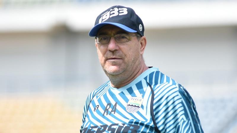 Pelatih Persib Bandung, Robert Rene Alberts, membeberkan reaksi Farshad Noor setelah mengetahui skuat Maung Bandung resmi melepasnya pasca Piala Menpora 2021.