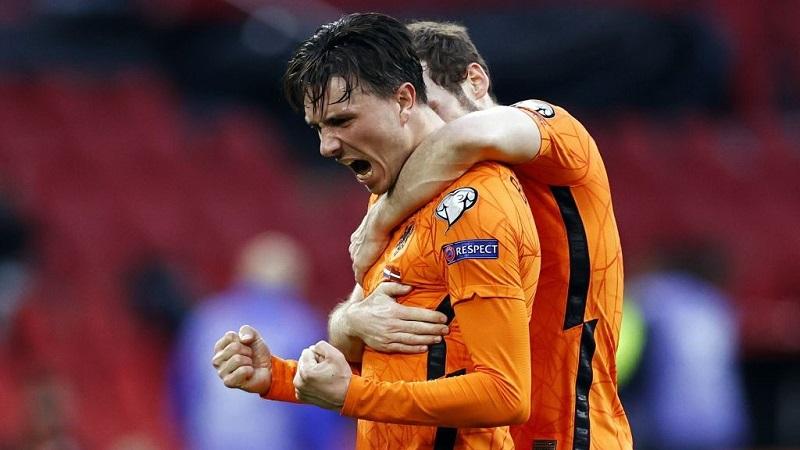 Pemain Belanda, Steven Berghuis, merayakan gol yang dia cetak saat melawan Latvia pada sesi kualifikasi Piala Dunia di Johan Cruijff Arena, Sabtu (27/3/2021).