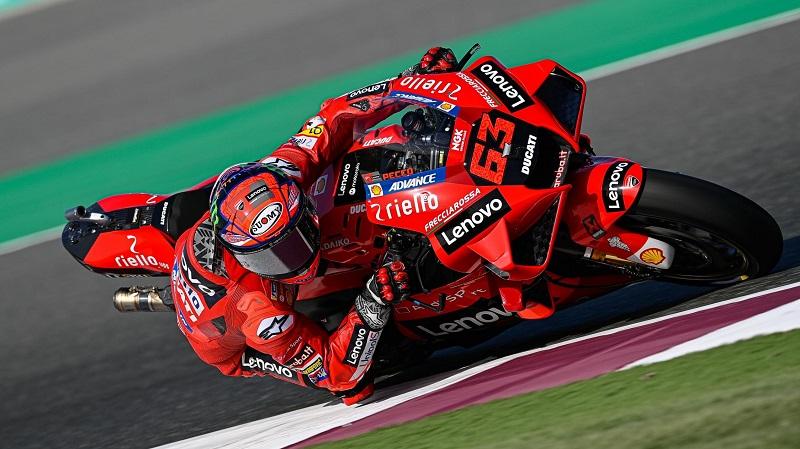 Pembalapa Ducati Team, Francesco Bagnaia, mamacu motornya saat sesi latihan bebas GP Qatar. - INDOSPORT