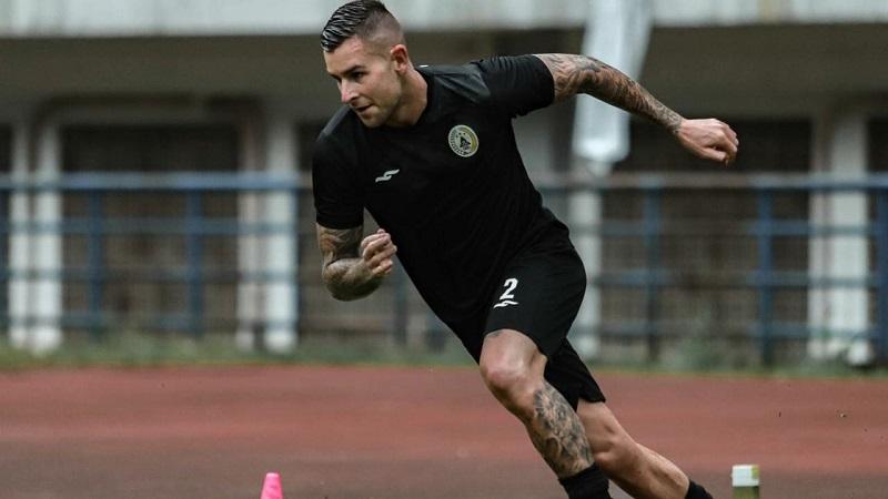 Aaron Evans saat berlatih dengan PSS Sleman di Bandung.