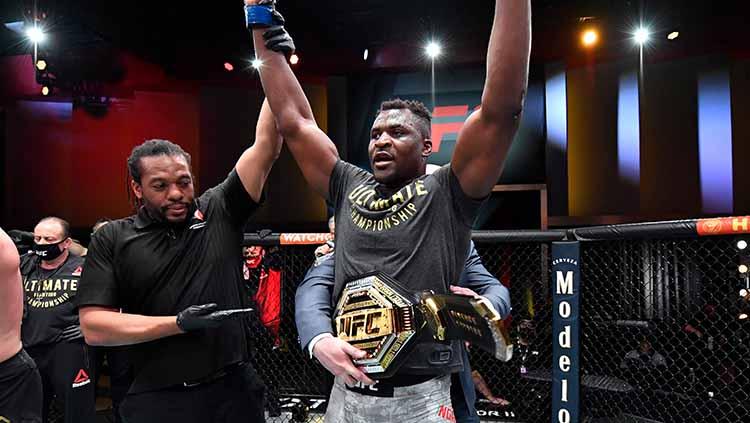 Francis Ngannou jadi juara kelas berat di UFC 260