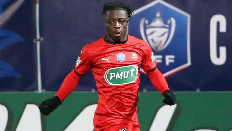 Jeremy Doku pemain Rennes yang jadi incaran Liverpool di bursa transfer untuk menggantikan Sadio Mane. Foto: John Berry/Getty Images.