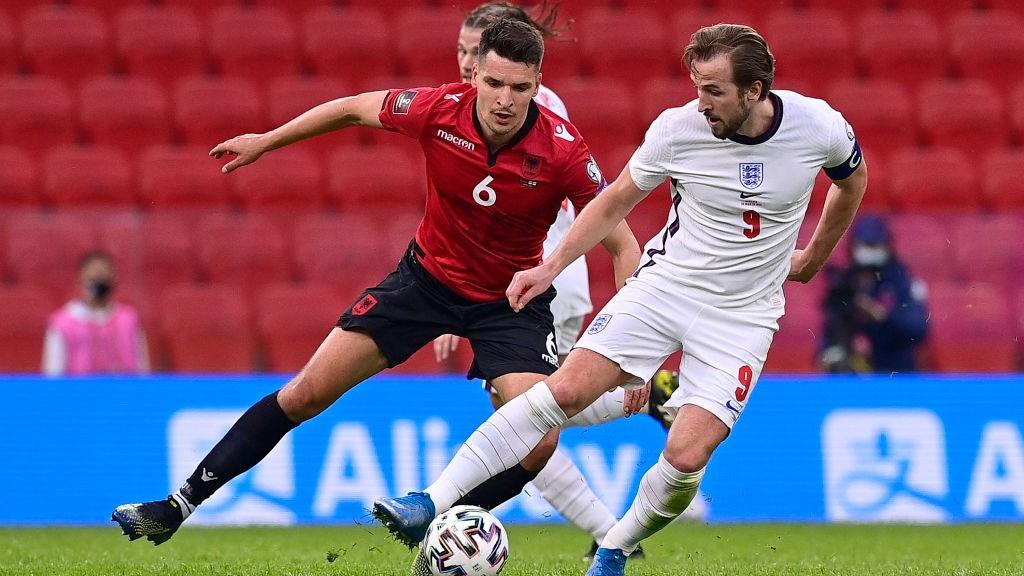 Pemain Inggris, Harry Kane (putih), bersaing dengan Berat Djimsiti (Albania) pada laga Kualifikasi Piala Dunia yang berlangsung di Qemal Stafa Stadium, Tirana, Albania, Minggu (28/3/2021).