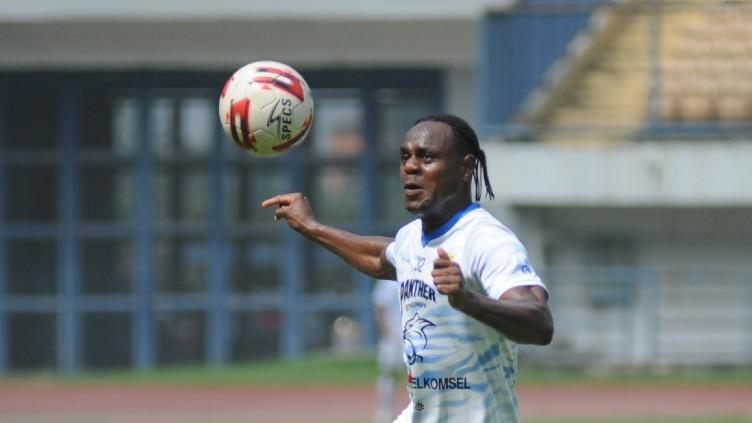 Bek Persib, Victor Igbonefo dikabarkan kemungkinan tidak bisa memperkuat Persib karena baru saja pulang dari Timnas.