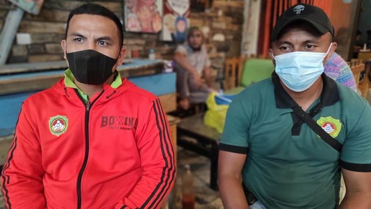 Charles Katiandagho (kanan) bersama pelatihnya, Alex Tantontos.