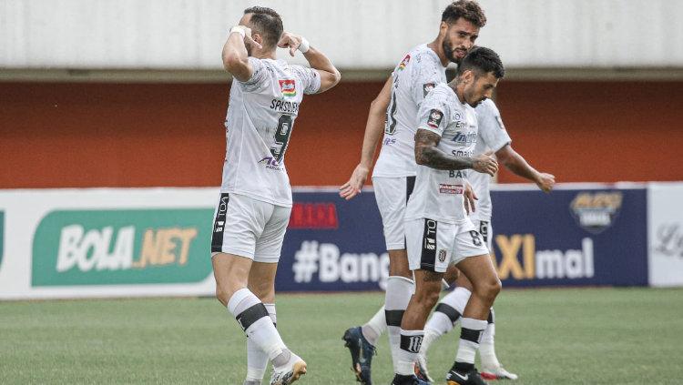 Selebrasi striker Bali United, Ilija Spasojevic (kiri) usai mencetak gol ke gawang Persiraja.