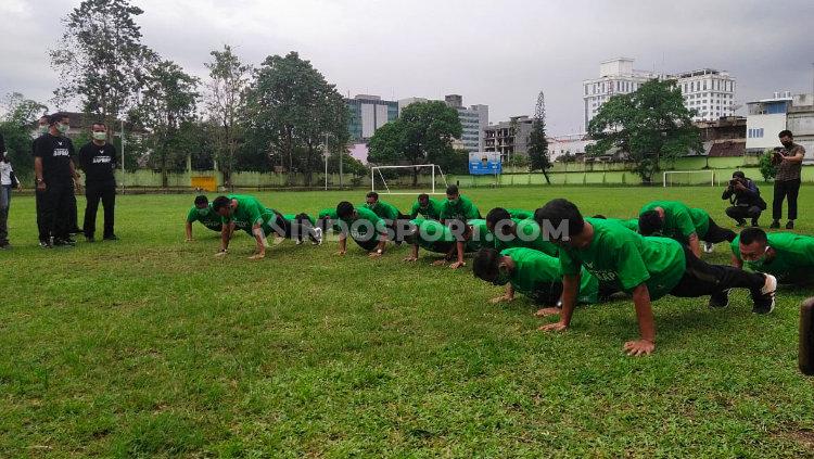 Para pemain PSMS Medan langsung melakukan push up saat disuruh Edy Rahmayadi. - INDOSPORT