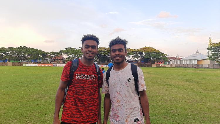 Pemain kembar identik milik PSM Makassar, Yakob Sayuri (merah) dan Yance Sayuri (putih)