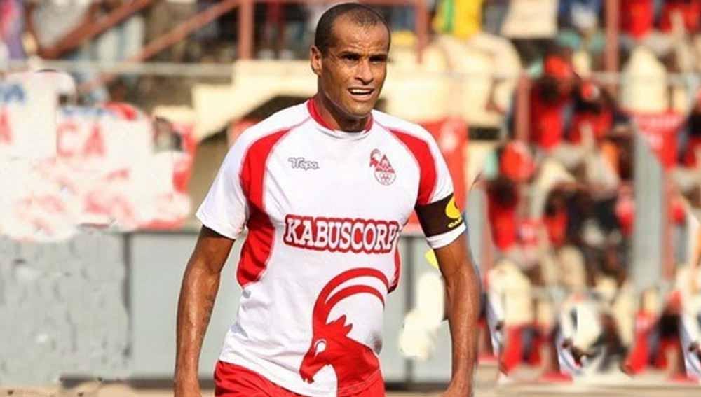 Rivaldo kala berseragam Kabuscorp di tahun 2012.