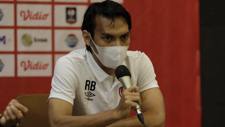 Gelandang PSM Makassar, Rasyid Bakri, menghadiri sesi jumpa pers pralaga melawan Borneo FC pada laga terakhir Grup B Piala Menpora 2021. - INDOSPORT