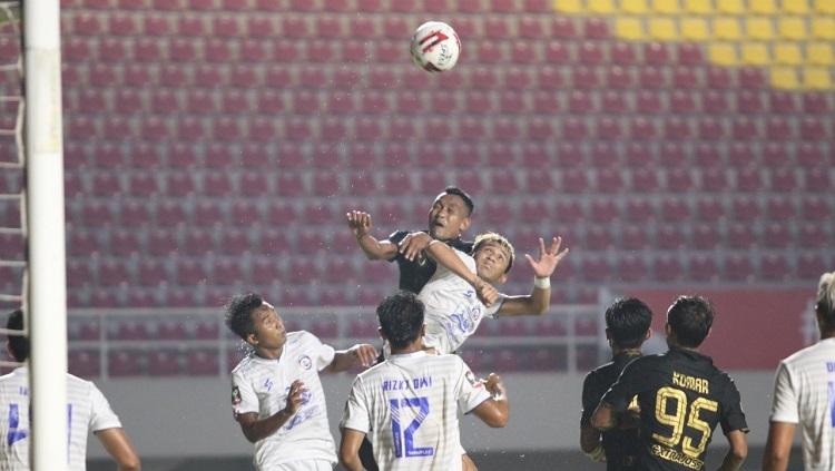 Pelatih sementara Arema FC, Kuncoro, menyemprot para pemainnya buntut dari kegagalan total setelah langkahnya terhenti di Piala Menpora 2021. - INDOSPORT