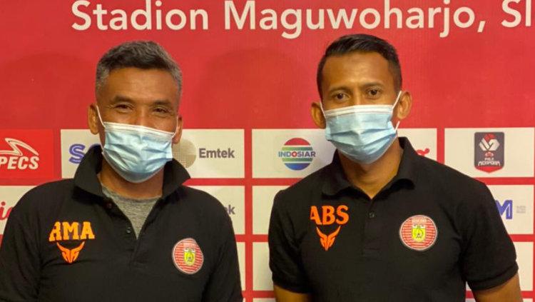 Pelatih Persiraja Banda Aceh, Hendri Susilo, bersama pemainnya, Asep Budi, dalam temu pers Piala Menpora 2021.