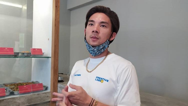 Gelandang PSS Sleman, Kim Jeffrey Kurniawan saat ditemui di tempat usahanya di Jalan Sulanjana, Kota Bandung.