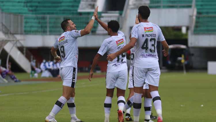 Penyerang Bali United, Ilija Spasojevic merayakan gol bersama rekan-rekannya dalam laga lawan Persita Tangerang di Stadion Maguwoharjo Sleman, Jumat (2/4/21)