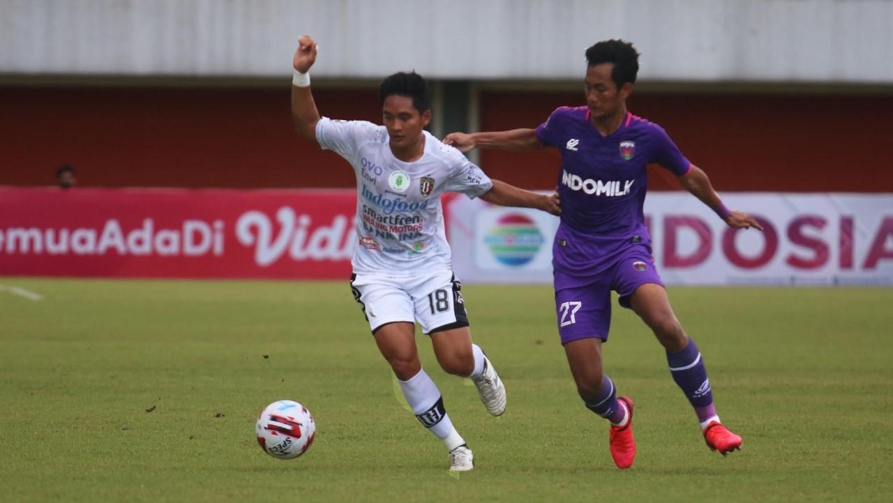 Gelandang Bali United, Kadek Agung Widnyana (kiri) kecewa dengan kekalahan timnya atas Bhayangkara FC 1-2 pada lanjutan Liga 1 .
