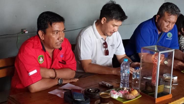 Manajer Tim Tinju Sulsel, Muhammad Tawing (merah) bersama Ketua Umum Pertina Sulsel, Adi Rasyid Ali (putih).