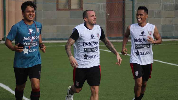 Roni Azani (kiri) resmi meninggalkan Bali United. Dia akan menempati posisi baru sebagai pelatih fisik Persis Solo.