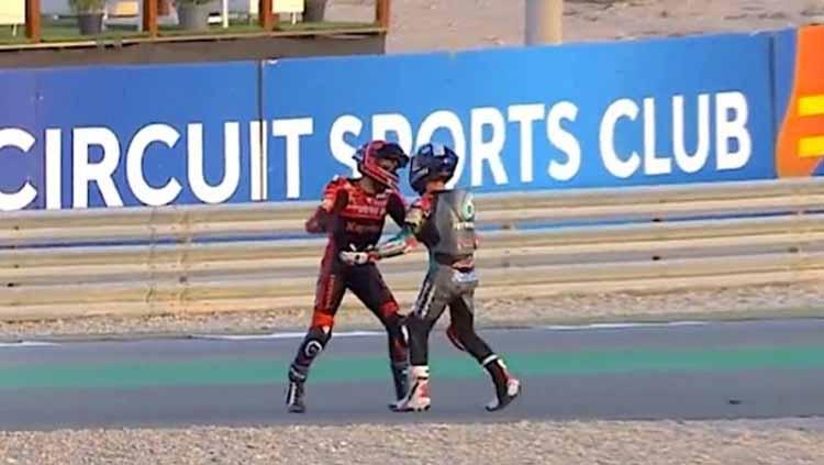 Pertengkaran John McPhee dan Jeremy Alcoba di Moto3 Doha. - INDOSPORT
