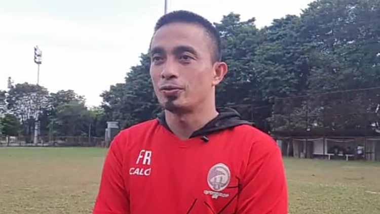 Pelatih Kiper Sriwijaya FC, Ferry Rotinsullu. - INDOSPORT