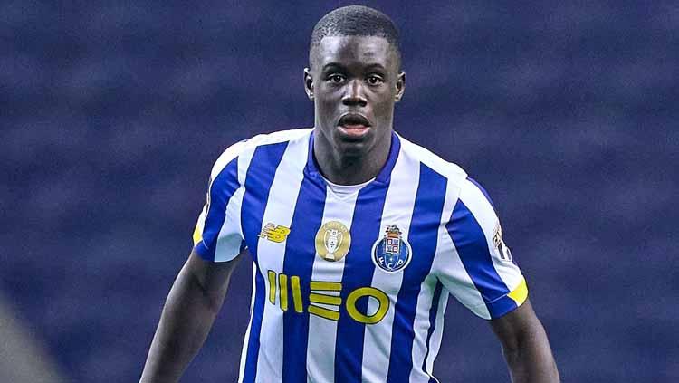 Bek Pinjaman Chelsea, Malang Sarr, membuat malu AS Monaco dengan mencetak gol bunuh diri pada ajang Liga Europa 2022/23.