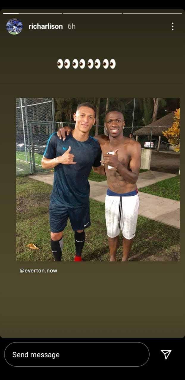 Pemain Everton, Richarlison, berpose dengan bintang Real Madrid, Vinicius Junior, yang jadi pahlawan kemenangan atas Liverpool. Copyright: Instastory@Richarlison