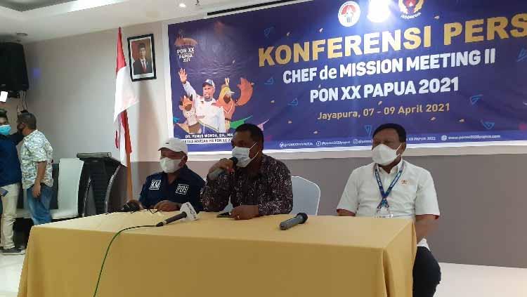 Wakil Sekretaris Bidang Humas dan PPM PB PON Papua, Kadkis Matdoan, Ketua Panitia Pelaksana CdM meeting II, Yusuf Yambe Yabdi bersama Ketua tim Pengawas dan Pengarah (Wasrah) PON XX, Suwarno saat memberikan keterangan pers.