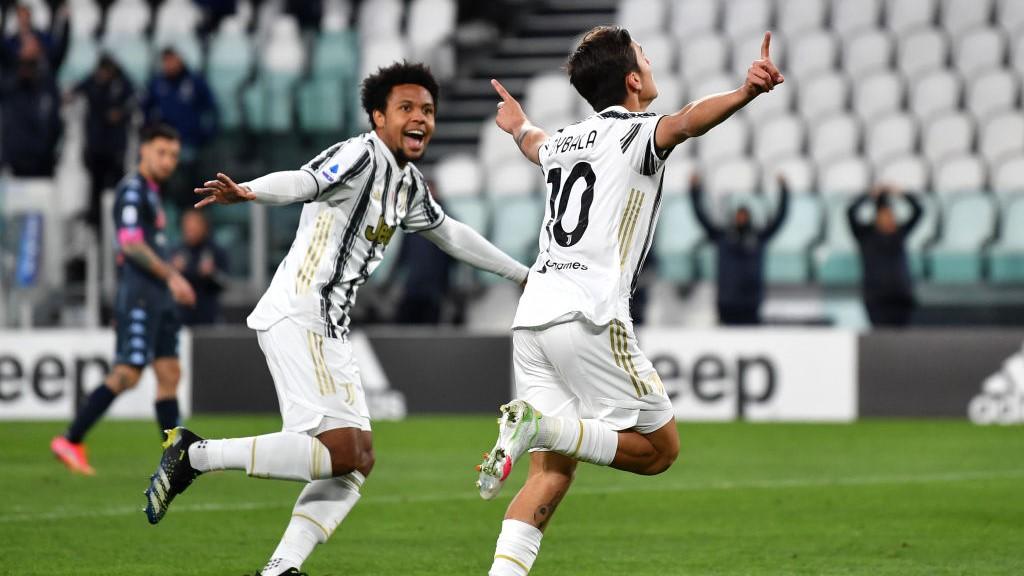 Paulo Dybala (kanan) merayakan golnya ke gawang Napoli pada laga tunda pekan ke-3 Liga Italia antara Juventus vs Napoli, Kamis (08/03/21) dini hari WIB.