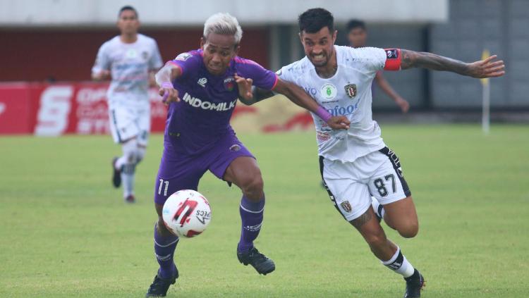 Jersey home Persita Tangerang (kiri) di Piala Menpora 2021.