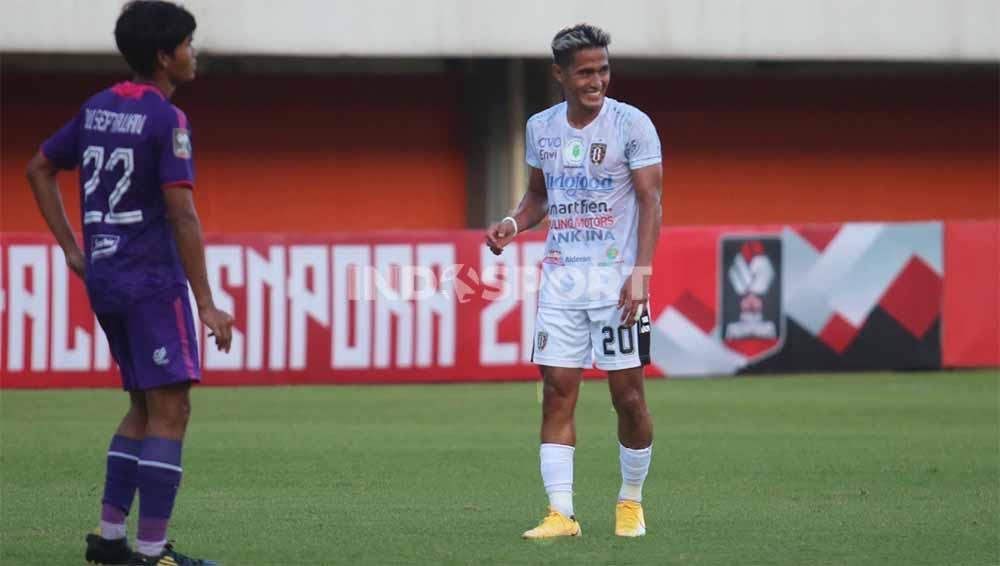 Pelatih Bali United, Stefano Cugurra Teco (kanan) memastikan gelandang energik, Muhammad Sidik Saimima sudah pulih dari cedera. - INDOSPORT