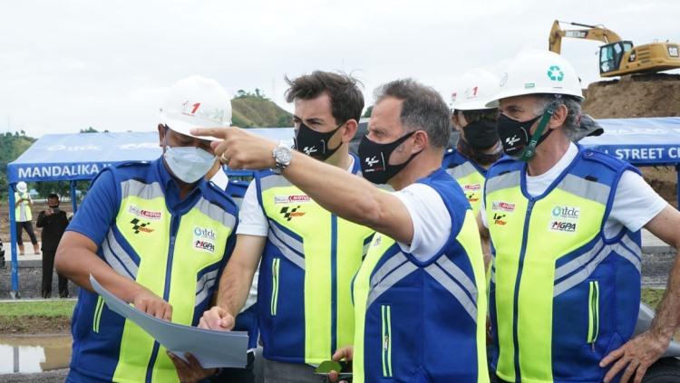 Perwakilan FIM dan Dorna mendapat penjelasan teknis mengenai Mandalika International Street Circuit dari perwakilan MGPA. - INDOSPORT