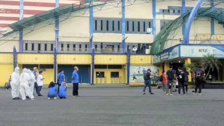 Situasi saat terjadi gempa 6,7 SR di Stadion Kanjuruhan Malang.