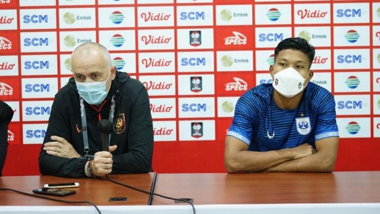 Pelatih PSIS, Dragan Djukanovic, saat konferensi pers bersama Wahyu Prasetyo.