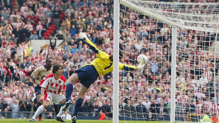 Penyelamatan legendaris kiper Arsenal, David Seaman, dalam pertandingan Piala FA kontra Sheffield United, 13 April 2003.